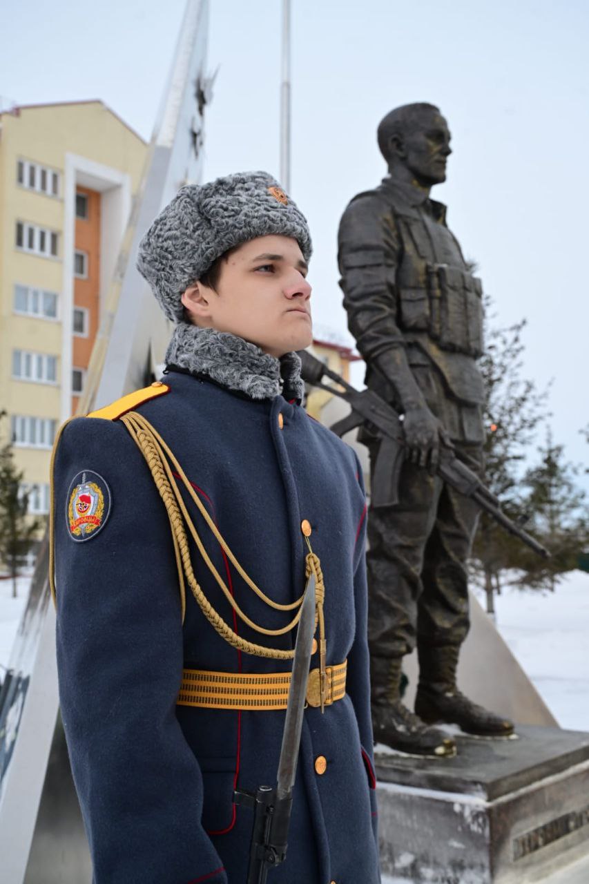 Новоуренгойцы возложили цветы в День Героев Отечества