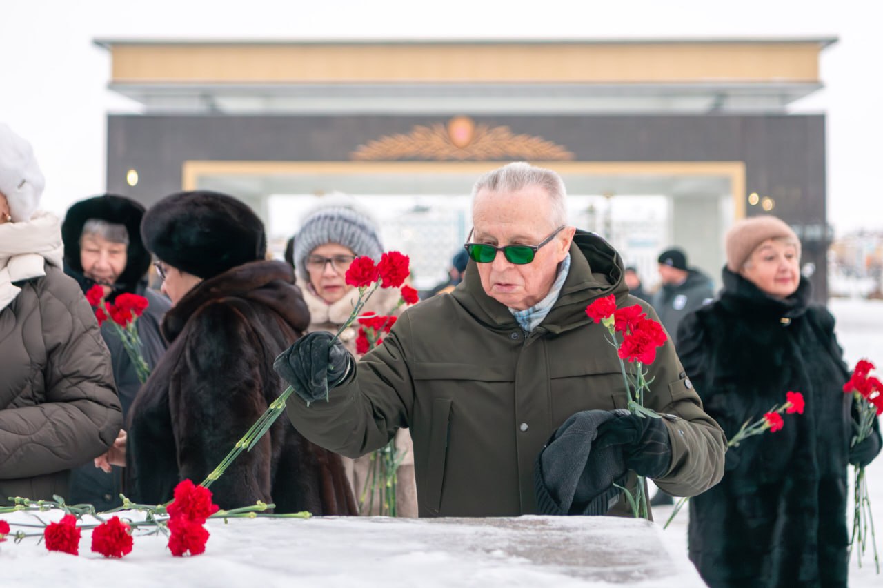 Алексей Титовский: В День Героев Отечества возложили цветы к Вечному огню, вспоминая о наших земляках, чьи жизни навсегда переплелись с понятиями «долг», «честь», «отвага» Алексей Титовский: В День Героев Отечества возложили цветы к Вечному огню, вспоминая о наших земляках, чьи жизни навсегда переплелись с понятиями «долг», «честь», «отвага»