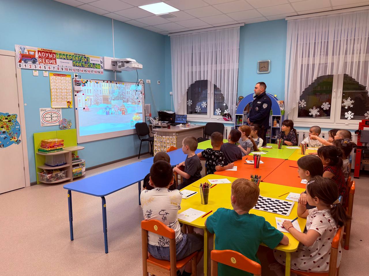 В Губкинском детском саду «Колокольчик» прошел увлекательный урок безопасности от автоинспекторов В Губкинском детском саду «Колокольчик» прошел увлекательный урок безопасности от автоинспекторов