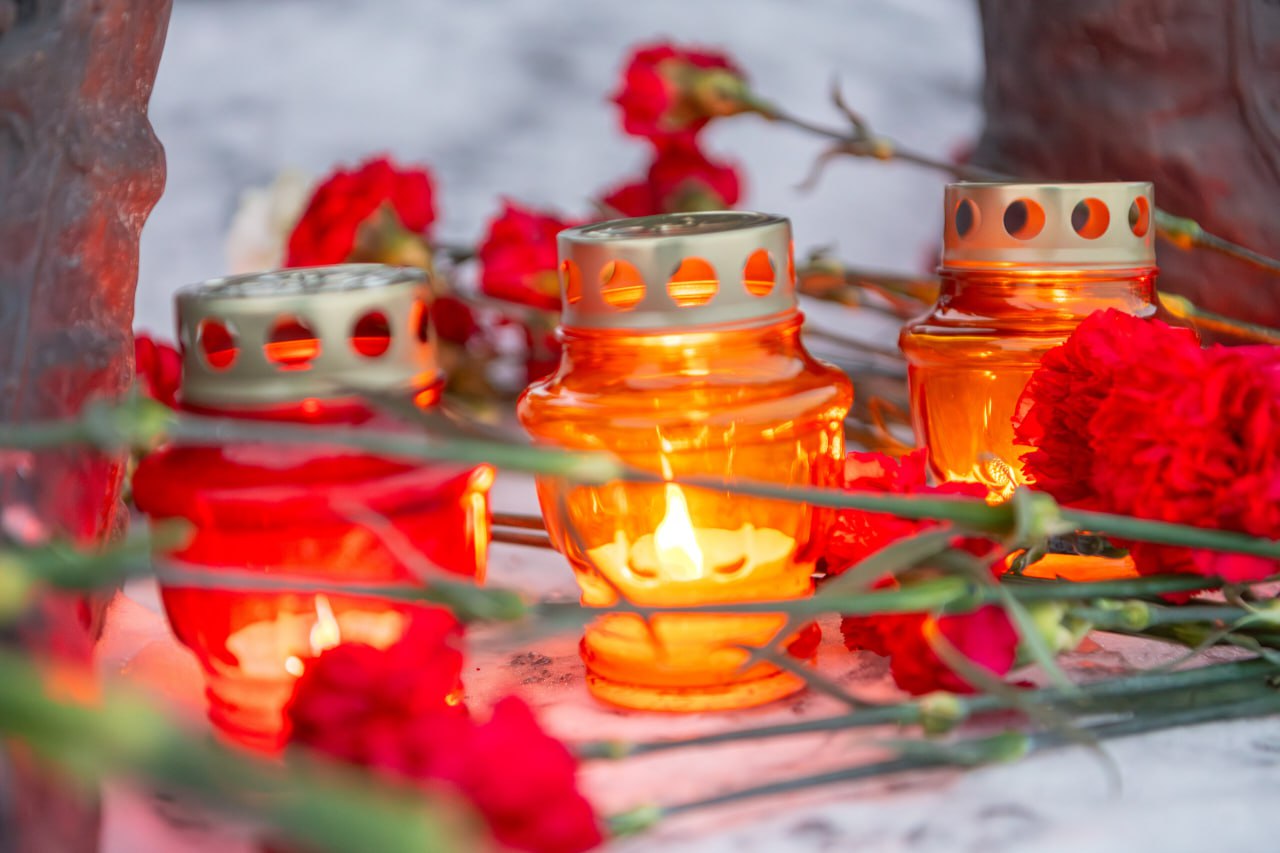 Алексей Титовский: В День Героев Отечества возложили цветы к Вечному огню, вспоминая о наших земляках, чьи жизни навсегда переплелись с понятиями «долг», «честь», «отвага» Алексей Титовский: В День Героев Отечества возложили цветы к Вечному огню, вспоминая о наших земляках, чьи жизни навсегда переплелись с понятиями «долг», «честь», «отвага»