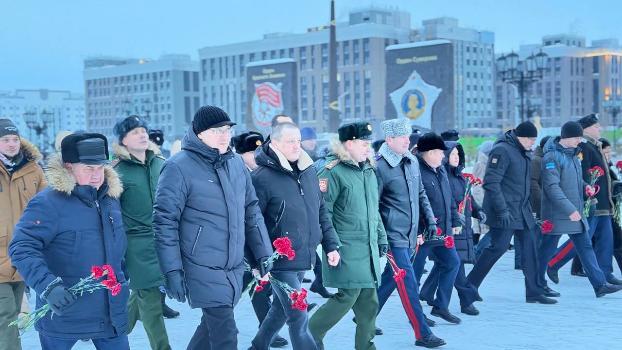 В Салехарде состоялась церемония возложения цветов к Вечному огню, посвящённая Дню Героев Отечества В Салехарде состоялась церемония возложения цветов к Вечному огню, посвящённая Дню Героев Отечества