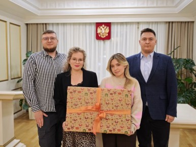 Новогодние посылки с Ямала согревают сердца детей Волновахи