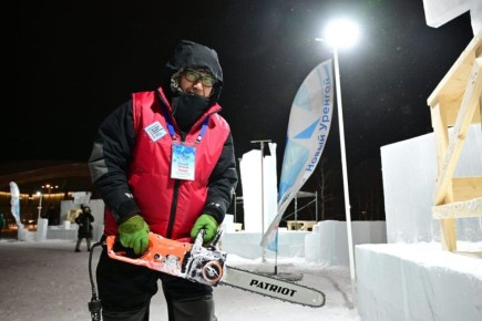 В Новом Уренгое строят ледяную сказку