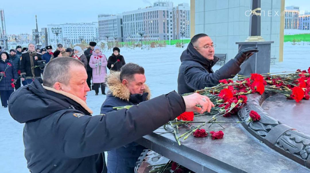 В Салехарде состоялась церемония возложения цветов к Вечному огню, посвящённая Дню Героев Отечества
