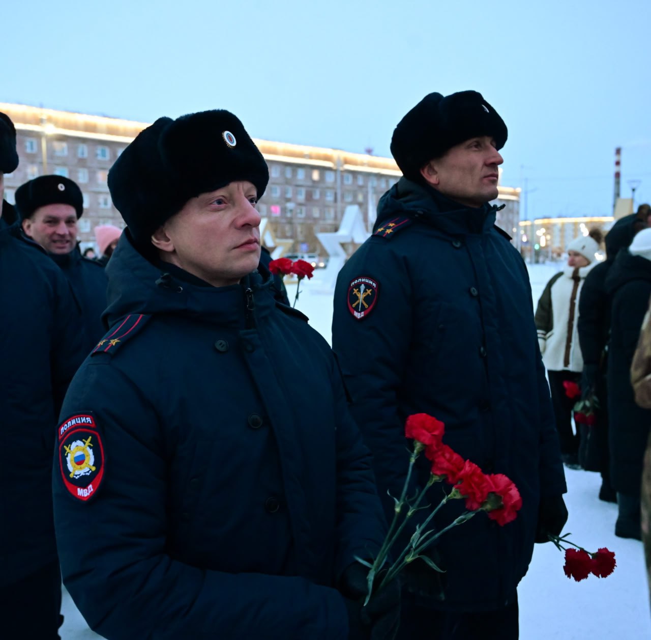 Новоуренгойцы возложили цветы в День Героев Отечества Новоуренгойцы возложили цветы в День Героев Отечества