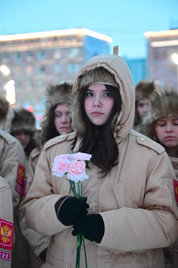 Новоуренгойцы возложили цветы в День Героев Отечества Новоуренгойцы возложили цветы в День Героев Отечества