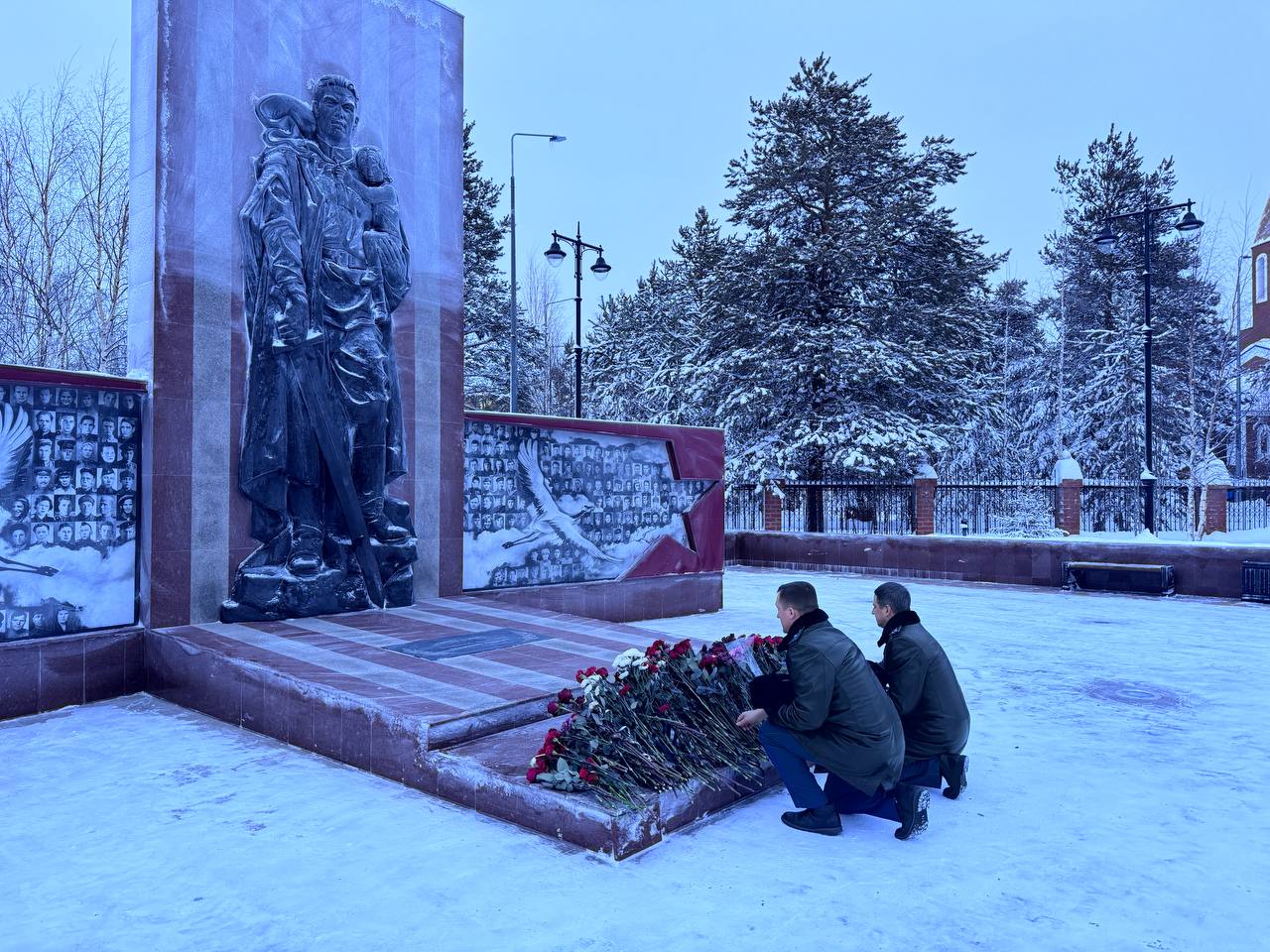 Сегодня, 09.12.2025, в день Героев Отечества работники прокуратуры Муравленко в знак глубочайшего уважения к бессмертному подвигу защитников Отечества возложили цветы к монументу Воину-Освободителю в сквере Победы Сегодня, 09.12.2025, в день Героев Отечества работники прокуратуры Муравленко в знак глубочайшего уважения к бессмертному подвигу защитников Отечества возложили цветы к монументу Воину-Освободителю в сквере Победы
