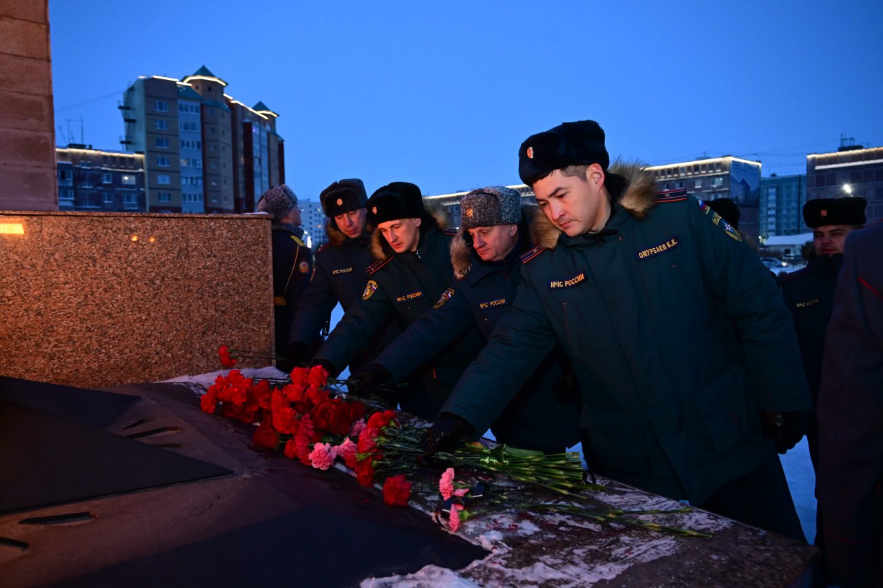 Новоуренгойцы возложили цветы в День Героев Отечества Новоуренгойцы возложили цветы в День Героев Отечества