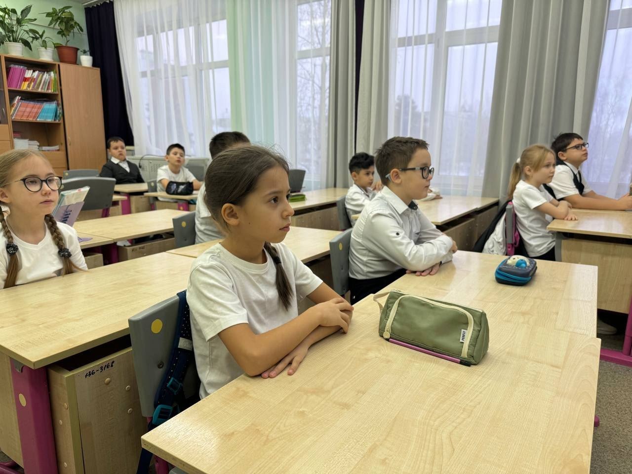 Юнармейский отряд «Сокол» и ребята из отряда ЮИД «Знаки жизни» г. Ноябрьск провели для учащихся мероприятие, посвящённое важной теме – повышению уровня безопасности на дороге «Учимся быть внимательными на дороге» Юнармейский отряд «Сокол» и ребята из отряда ЮИД «Знаки жизни» г. Ноябрьск провели для учащихся мероприятие, посвящённое важной теме – повышению уровня безопасности на дороге «Учимся быть внимательными на дороге»