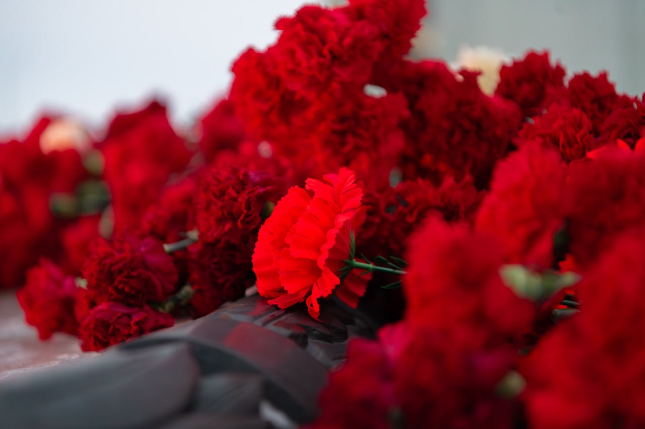 Алексей Титовский: В День Героев Отечества возложили цветы к Вечному огню, вспоминая о наших земляках, чьи жизни навсегда переплелись с понятиями «долг», «честь», «отвага» Алексей Титовский: В День Героев Отечества возложили цветы к Вечному огню, вспоминая о наших земляках, чьи жизни навсегда переплелись с понятиями «долг», «честь», «отвага»