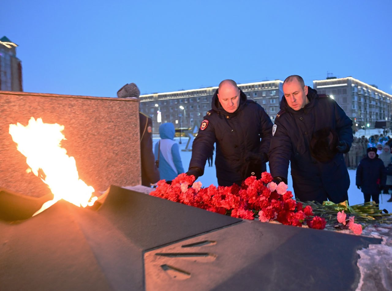 Новоуренгойцы возложили цветы в День Героев Отечества Новоуренгойцы возложили цветы в День Героев Отечества