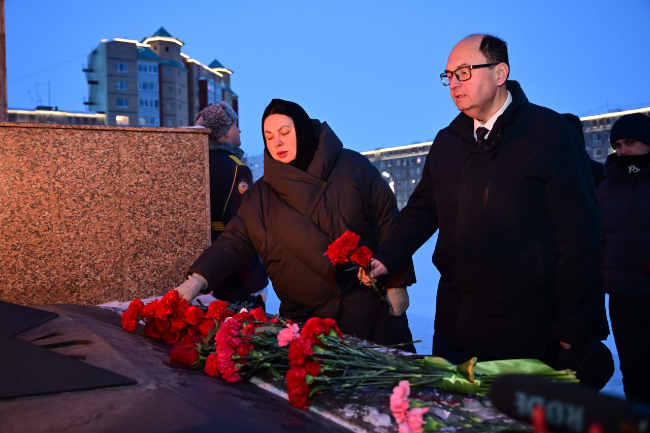 Новоуренгойцы возложили цветы в День Героев Отечества Новоуренгойцы возложили цветы в День Героев Отечества