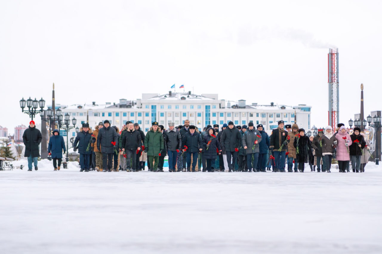 Алексей Титовский: В День Героев Отечества возложили цветы к Вечному огню, вспоминая о наших земляках, чьи жизни навсегда переплелись с понятиями «долг», «честь», «отвага»