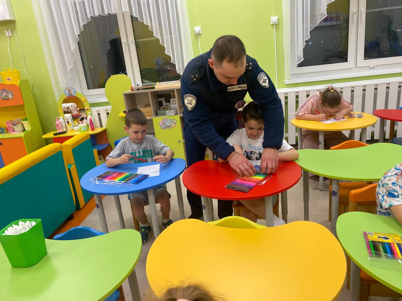 В Губкинском детском саду «Колокольчик» прошел увлекательный урок безопасности от автоинспекторов В Губкинском детском саду «Колокольчик» прошел увлекательный урок безопасности от автоинспекторов
