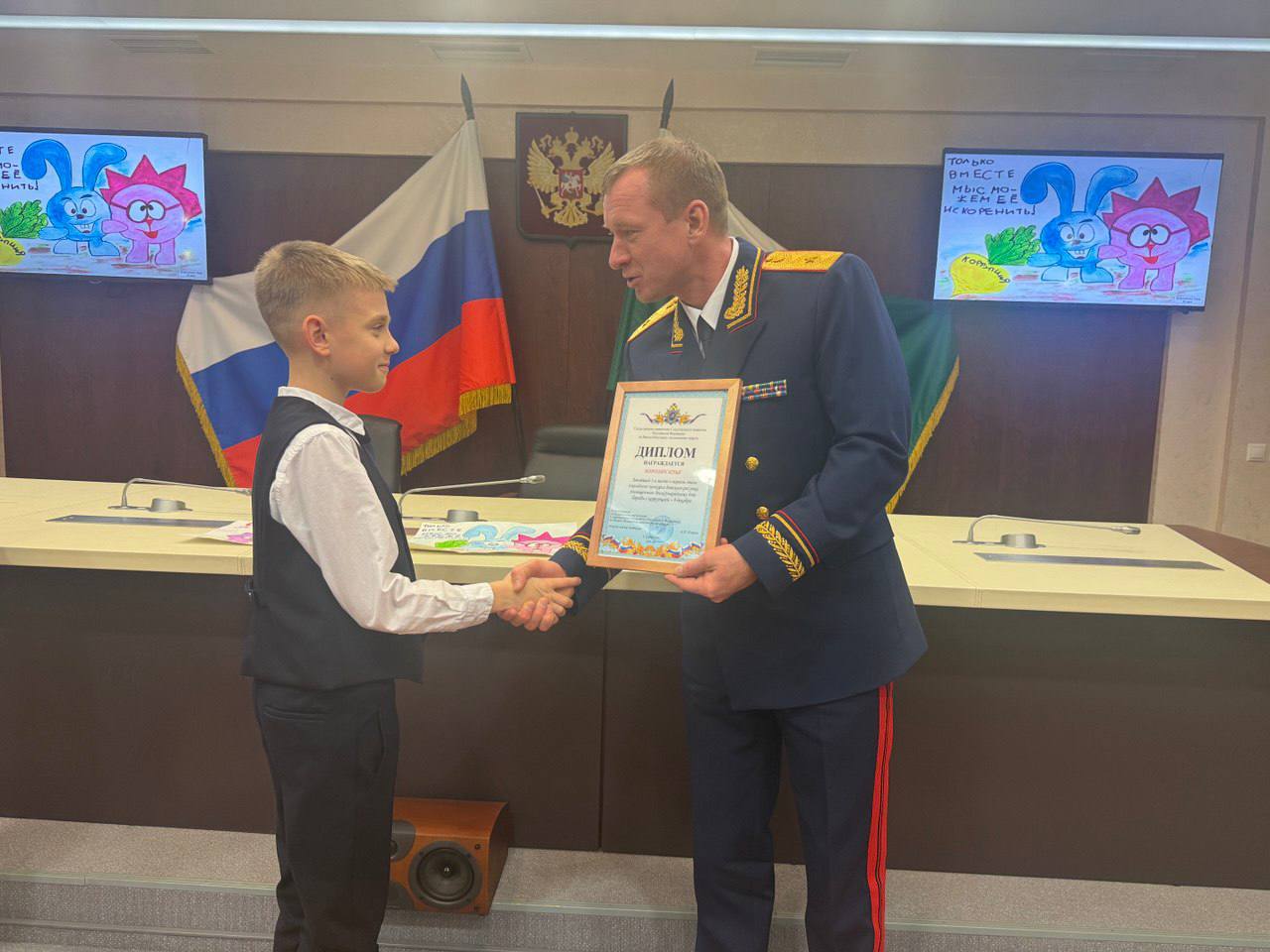 В следственном управлении наградили юных художников — участников конкурса ко Дню борьбы с коррупцией