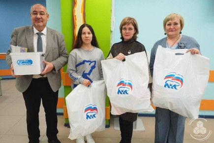 Надымчане участвуют в благотворительной акции «Коробка храбрости» партии «Единая Россия»