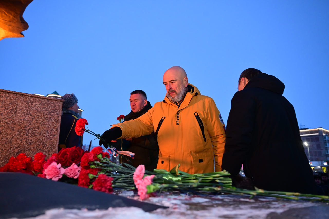 Новоуренгойцы возложили цветы в День Героев Отечества Новоуренгойцы возложили цветы в День Героев Отечества