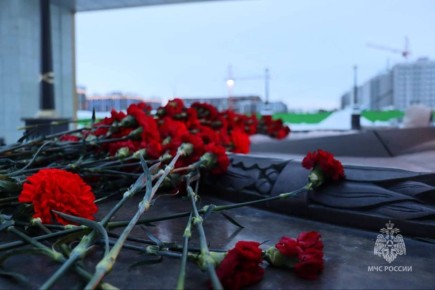 Сегодня сотрудники Главного управления МЧС России по Ямало-Ненецкому автономному округу вместе с жителями Салехарда возложили цветы к Вечному огню, а также к памятникам солдатам-победителям и «Прошедшим и не вернувшимся» в...