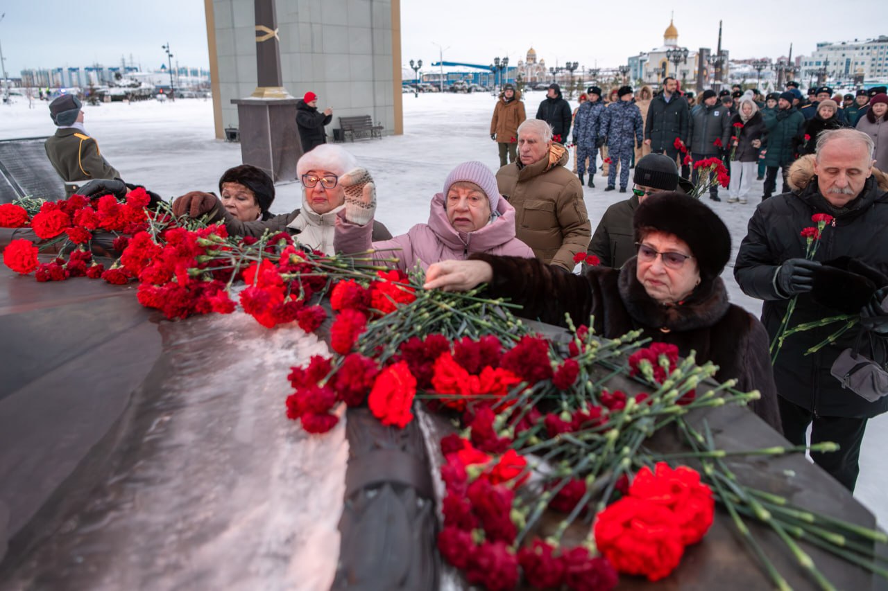 Алексей Титовский: В День Героев Отечества возложили цветы к Вечному огню, вспоминая о наших земляках, чьи жизни навсегда переплелись с понятиями «долг», «честь», «отвага» Алексей Титовский: В День Героев Отечества возложили цветы к Вечному огню, вспоминая о наших земляках, чьи жизни навсегда переплелись с понятиями «долг», «честь», «отвага»