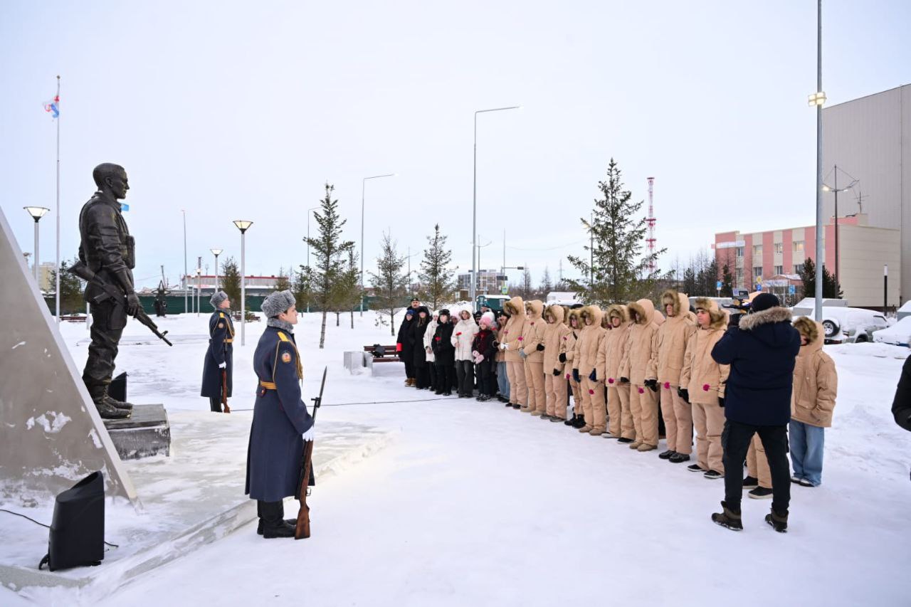 Новоуренгойцы возложили цветы в День Героев Отечества Новоуренгойцы возложили цветы в День Героев Отечества