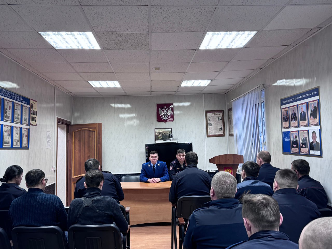 В день борьбы с коррупцией прокурор Шурышкарского района Иван Борчанинов провел встречу с личным составом территориального отдела полиции