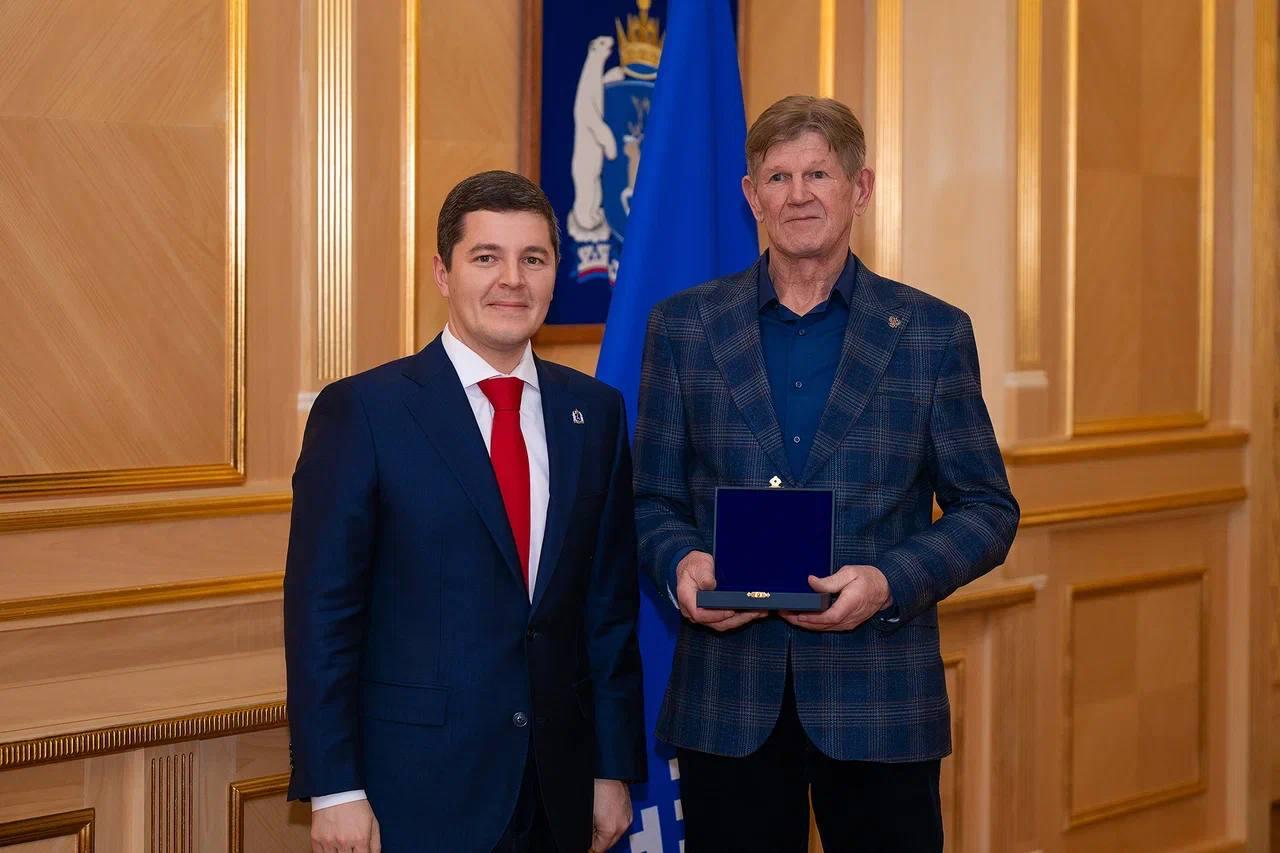 На праздновании 95-летия округа губернатор Ямала Дмитрий Артюхов наградил двух выдающихся тренеров округа — Ольгу Викторовну Кобыльченко и Владимира Васильевича Веринского На праздновании 95-летия округа губернатор Ямала Дмитрий Артюхов наградил двух выдающихся тренеров округа — Ольгу Викторовну Кобыльченко и Владимира Васильевича Веринского