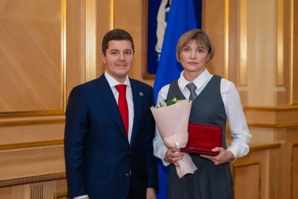 На праздновании 95-летия округа губернатор Ямала Дмитрий Артюхов наградил двух выдающихся тренеров округа — Ольгу Викторовну Кобыльченко и Владимира Васильевича Веринского