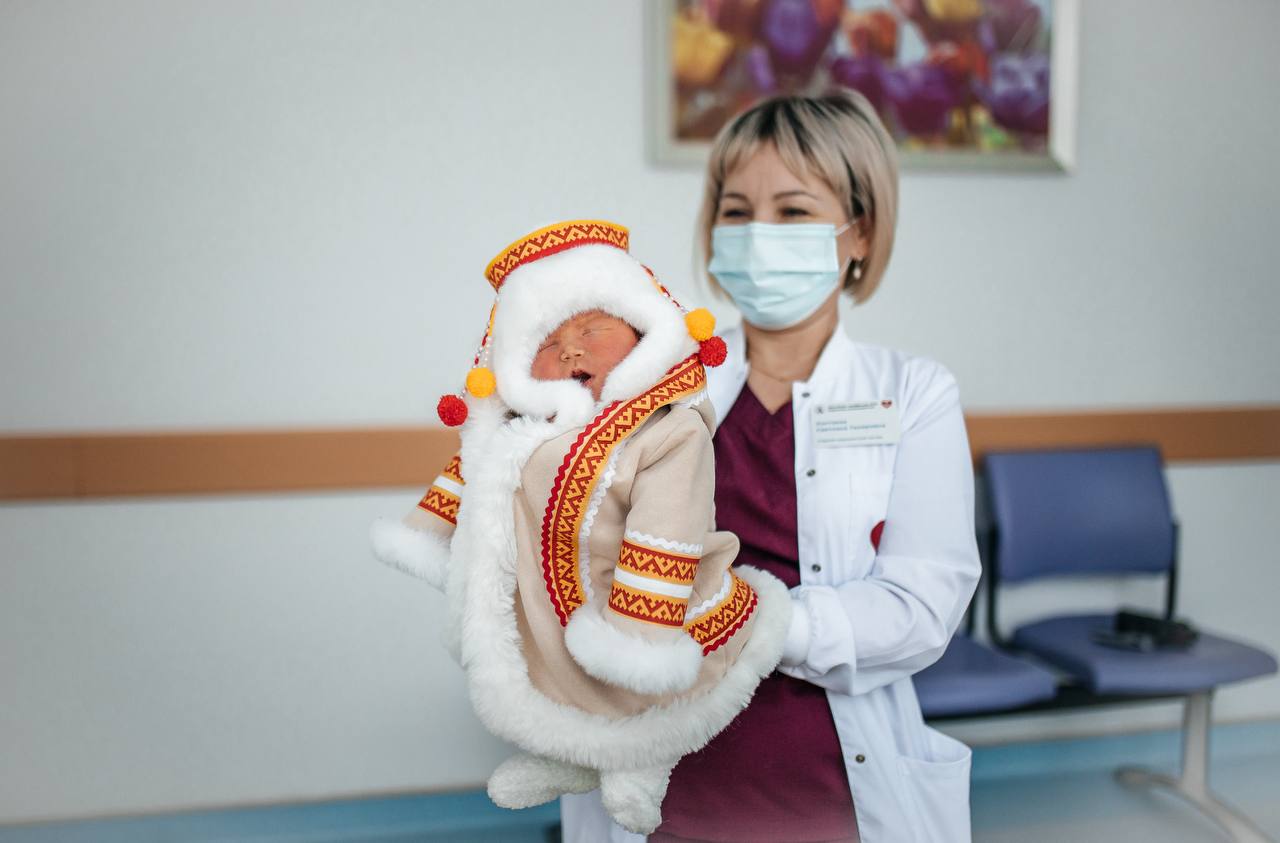 Нарядная выписка в честь 95-летия Ямала: в перинатальном центре Ноябрьска малышей передают родителям в национальных костюмах коренных народов Севера Нарядная выписка в честь 95-летия Ямала: в перинатальном центре Ноябрьска малышей передают родителям в национальных костюмах коренных народов Севера