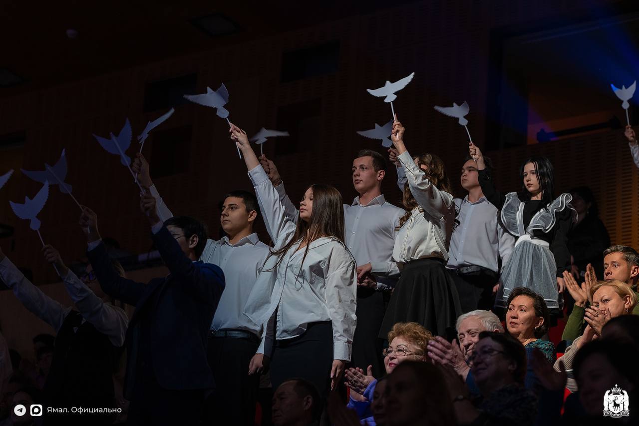 Юбилей округа завершился большим праздничным концертом в ямальской филармонии Юбилей округа завершился большим праздничным концертом в ямальской филармонии