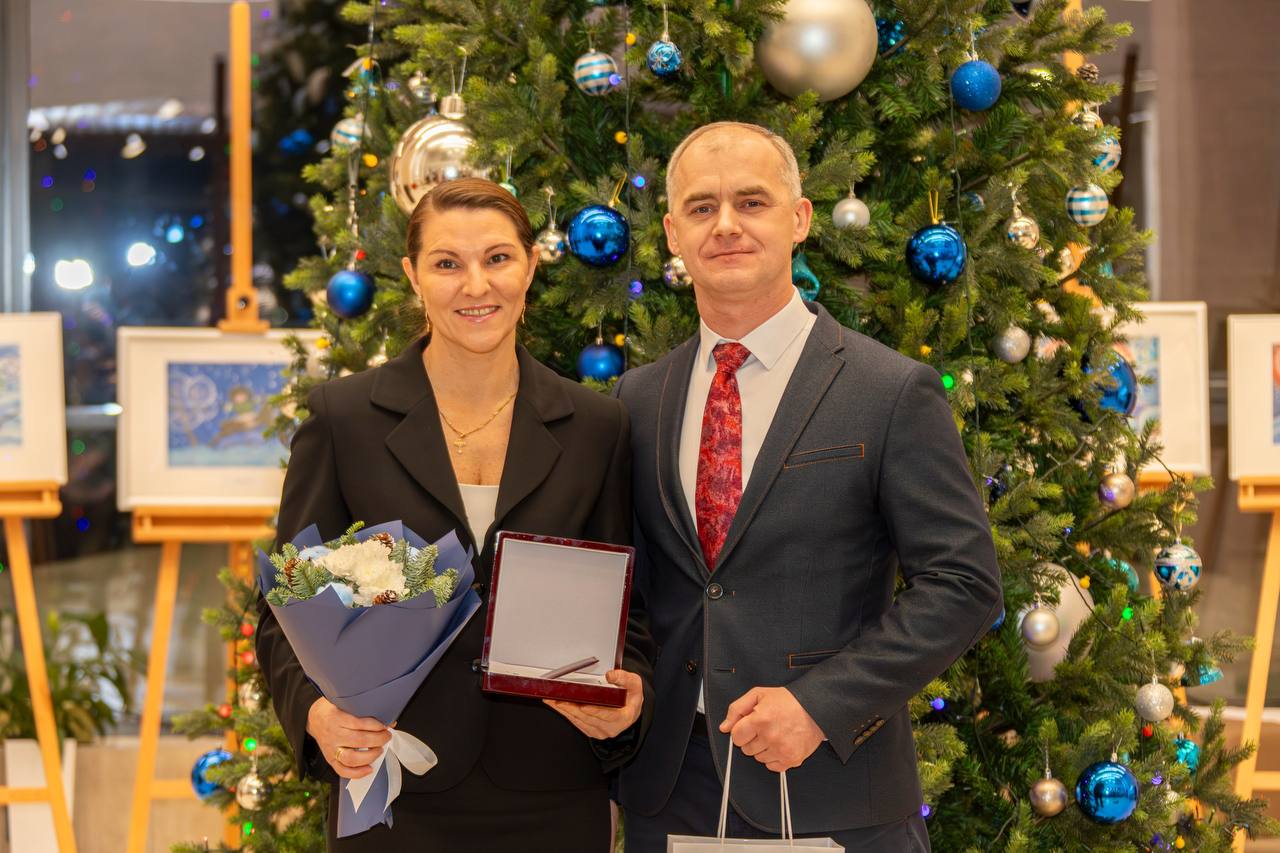 Сегодня в Детской школе искусств им. Е.В. Образцовой состоялась торжественная церемония награждения, посвящённая 95-летию Ямало-Ненецкого автономного округа Сегодня в Детской школе искусств им. Е.В. Образцовой состоялась торжественная церемония награждения, посвящённая 95-летию Ямало-Ненецкого автономного округа