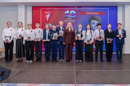 Алексей Титовский: Двенадцать юных салехардцев запомнят сегодняшний день на всю жизнь! В День Конституции вместе с Ириной Новоселовой, первым заместителем губернатора нашего округа, вручили ребятам первый документ — паспорт...