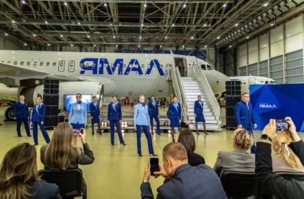 Надежность и стиль. Авиакомпания «Ямал» представила новую униформу для бортпроводников