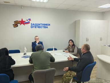 Надымским городским прокурором Ильей Уткиным совместно с представителями филиала Фонда "Защитники Отечества" проведен ежемесячный личный прием участников специальной военной операции