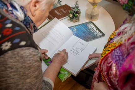 В библиотеке «Наследие» состоялась презентация книги Людмилы Фёдоровны Липатовой, которая написана в соавторстве со Всеволодом Липатовым