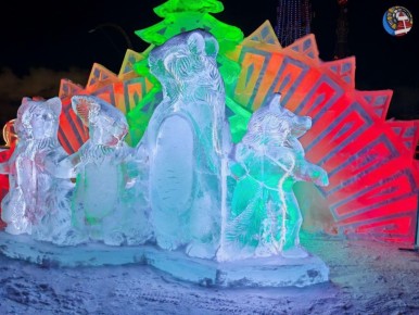 В Ноябрьске активно готовятся к открытию ледового городка! Мы заглянули за кулисы процесса — и уже можем сказать: яркие и уютные зоны точно придутся по душе детям