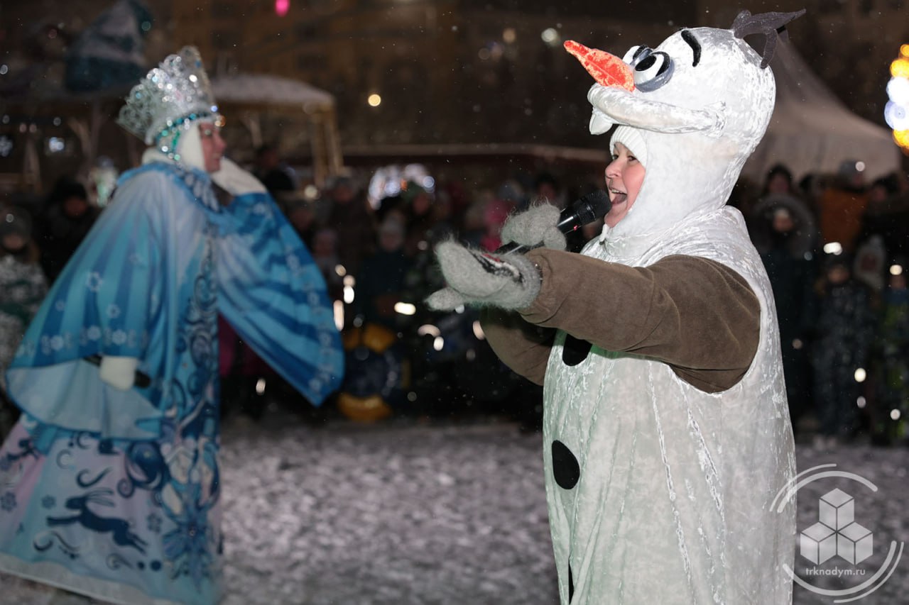 Раз, два, три! Ёлочка, гори! Раз, два, три! Ёлочка, гори!