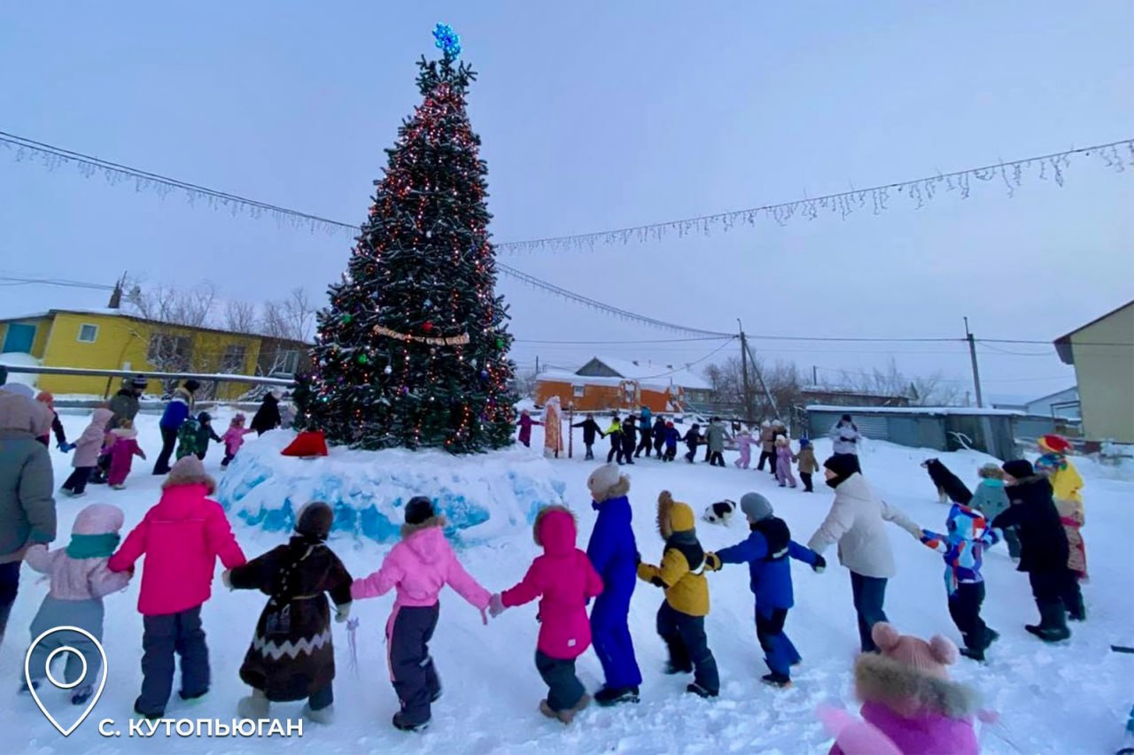 Раз, два, три! Ёлочка, гори! Раз, два, три! Ёлочка, гори!