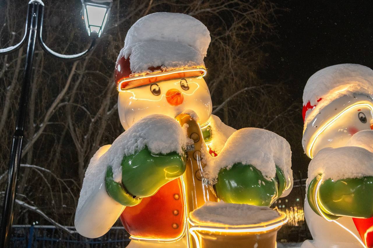 В Салехарде у библиотеки «Наследие» появились снеговики-музыканты В Салехарде у библиотеки «Наследие» появились снеговики-музыканты