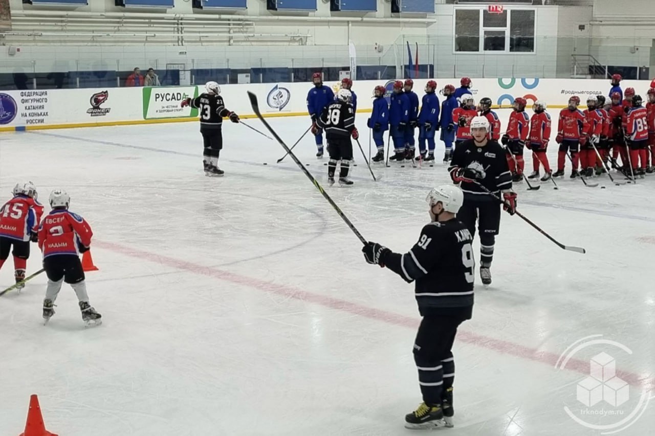 Спортсмены корпоративной хоккейной команды «Газпромнефть-Заполярья» провели мастер-класс в Надыме Спортсмены корпоративной хоккейной команды «Газпромнефть-Заполярья» провели мастер-класс в Надыме