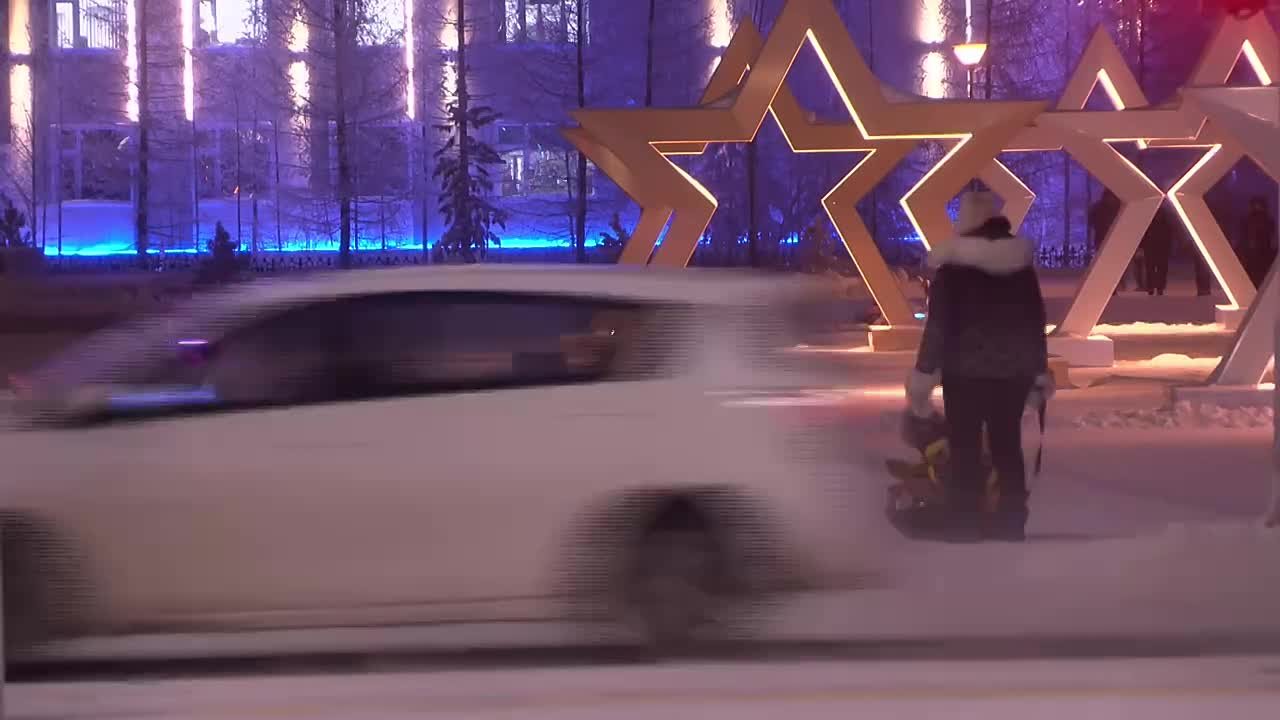 В городе зажглись волшебные ёлки акции «Светлый Ангел»! Ищите их на городских пилонах