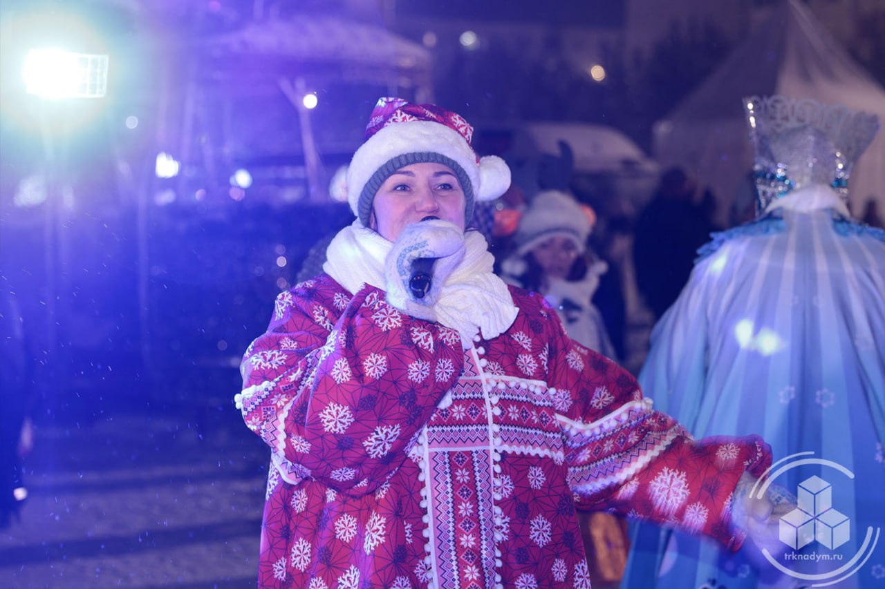 Раз, два, три! Ёлочка, гори! Раз, два, три! Ёлочка, гори!