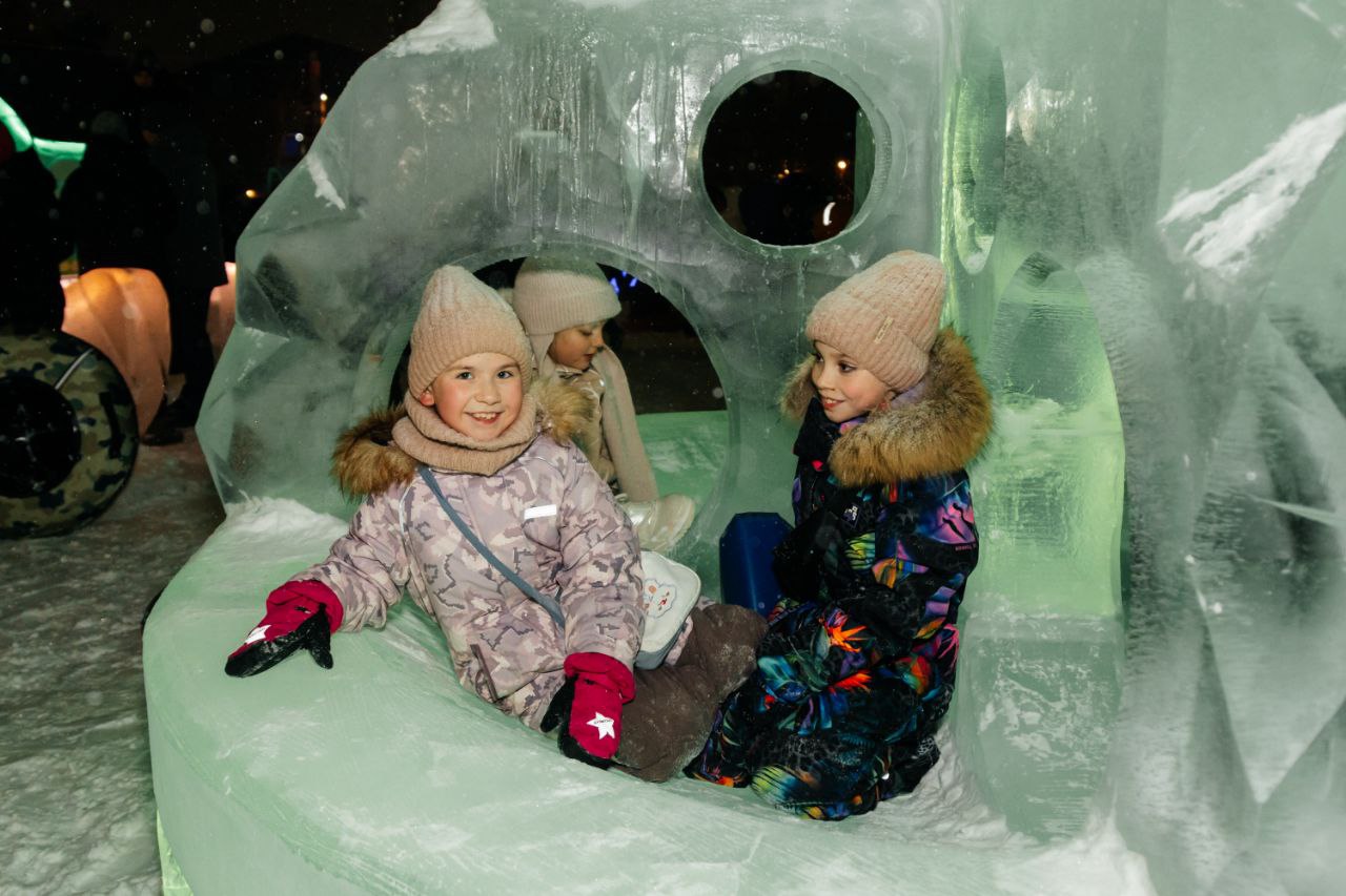 Алексей Романов: Сегодня в Ноябрьске зажглись огни на главной ёлке — и город словно преобразился, наполнившись настоящим новогодним волшебством! Алексей Романов: Сегодня в Ноябрьске зажглись огни на главной ёлке — и город словно преобразился, наполнившись настоящим новогодним волшебством!