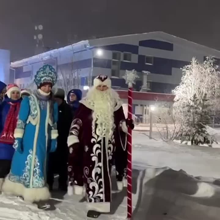 Елки зажглись также в Коротчаево и Лимбяяхе, а ещё в районах состоялось традиционное Шествие Дедов Морозов!