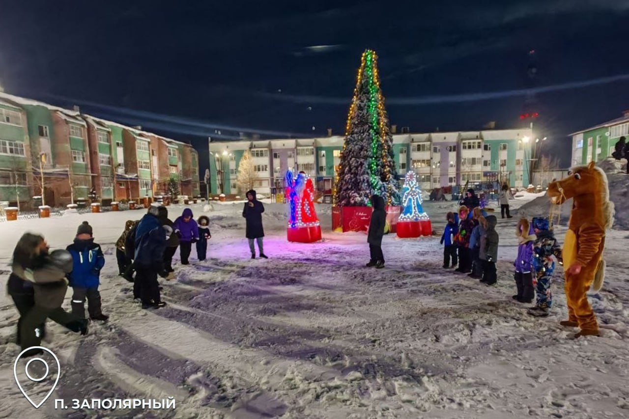 Раз, два, три! Ёлочка, гори! Раз, два, три! Ёлочка, гори!