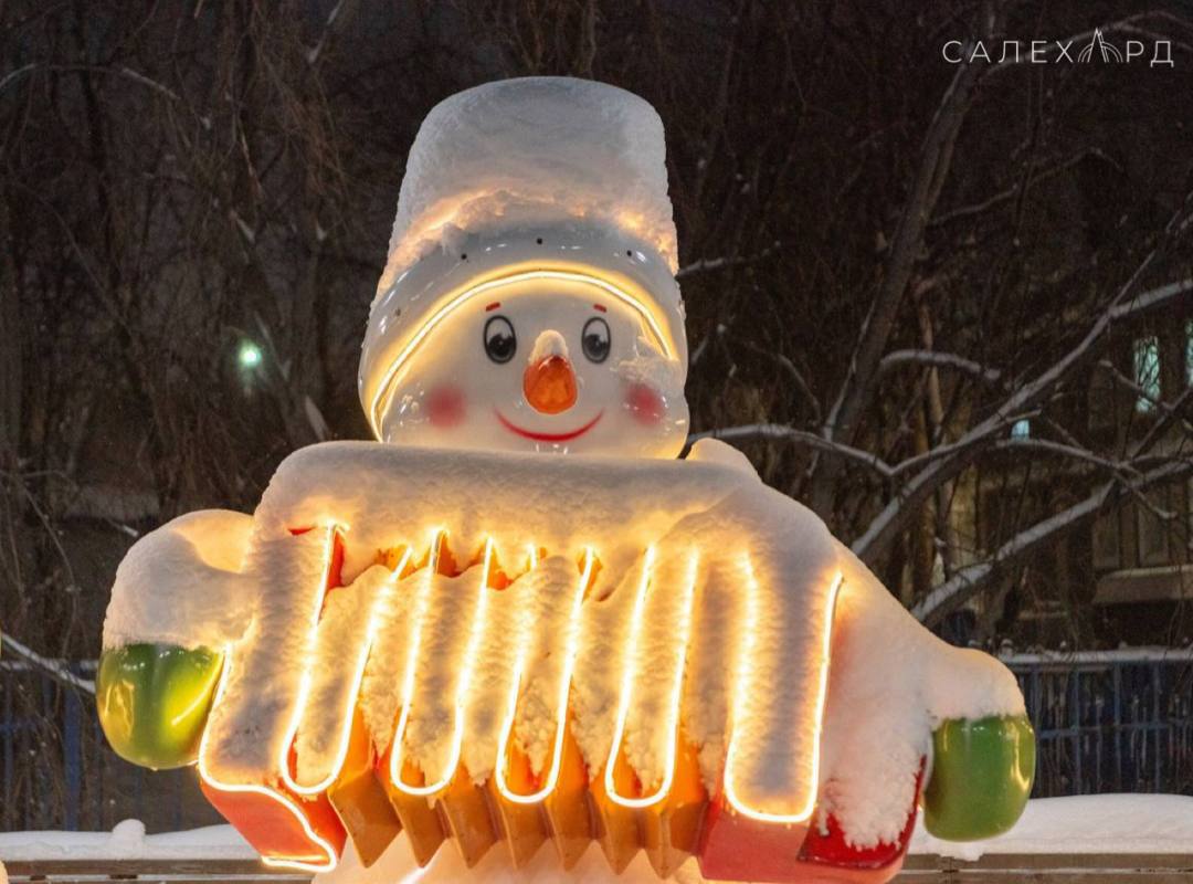 В Салехарде у библиотеки «Наследие» появились снеговики-музыканты В Салехарде у библиотеки «Наследие» появились снеговики-музыканты