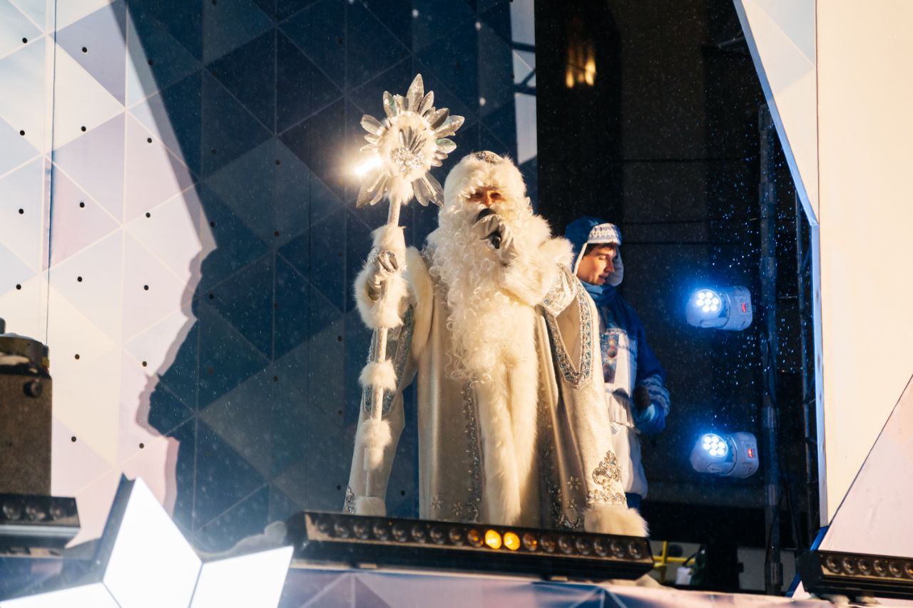 Алексей Романов: Сегодня в Ноябрьске зажглись огни на главной ёлке — и город словно преобразился, наполнившись настоящим новогодним волшебством! Алексей Романов: Сегодня в Ноябрьске зажглись огни на главной ёлке — и город словно преобразился, наполнившись настоящим новогодним волшебством!