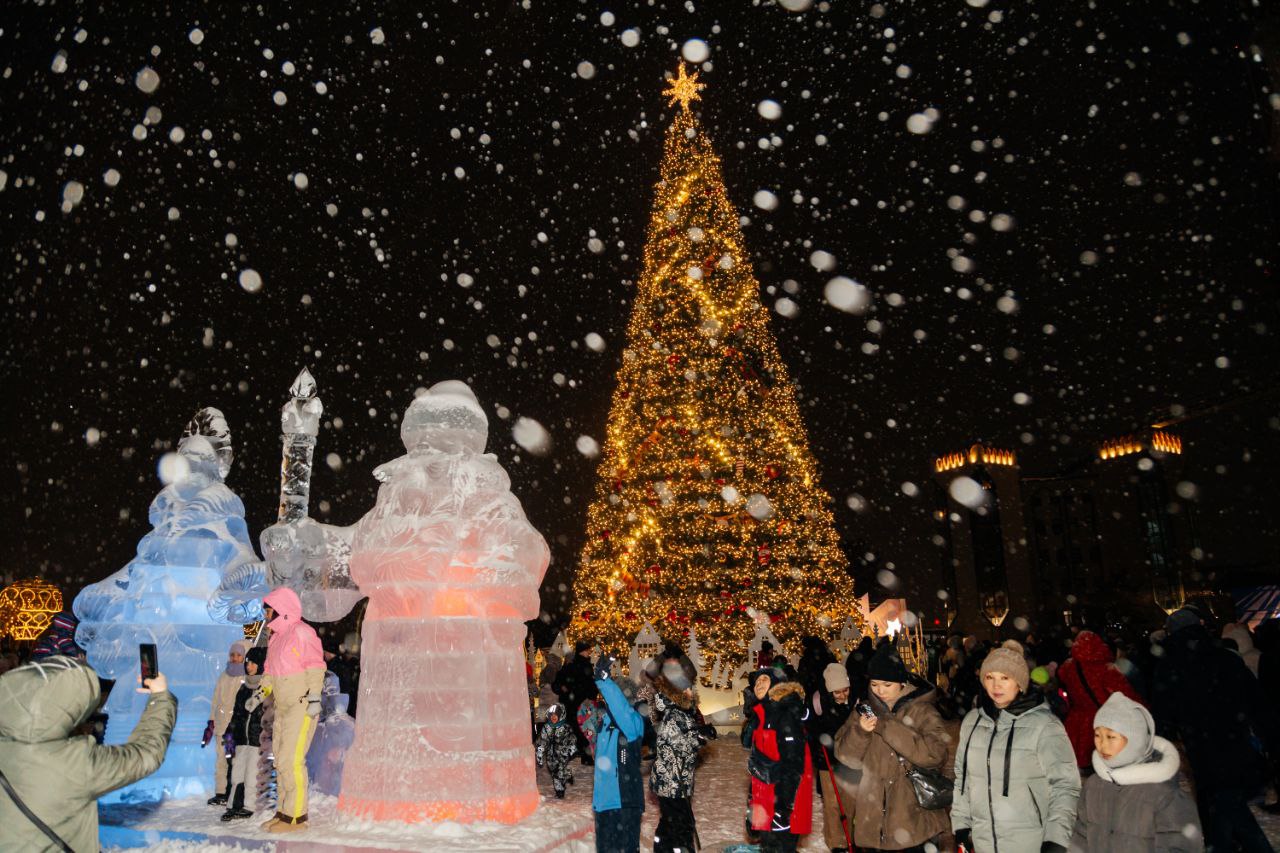 Алексей Романов: Сегодня в Ноябрьске зажглись огни на главной ёлке — и город словно преобразился, наполнившись настоящим новогодним волшебством!