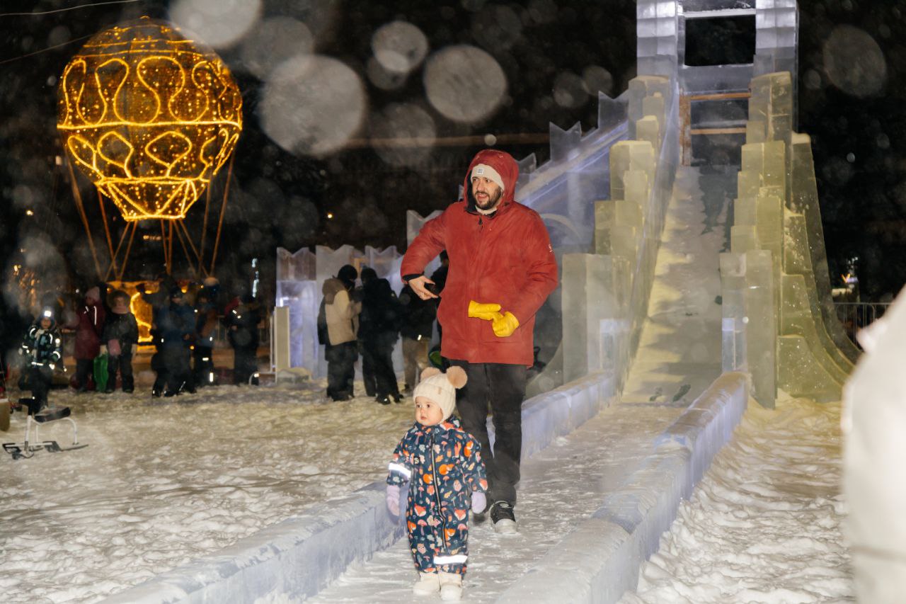 Алексей Романов: Сегодня в Ноябрьске зажглись огни на главной ёлке — и город словно преобразился, наполнившись настоящим новогодним волшебством! Алексей Романов: Сегодня в Ноябрьске зажглись огни на главной ёлке — и город словно преобразился, наполнившись настоящим новогодним волшебством!