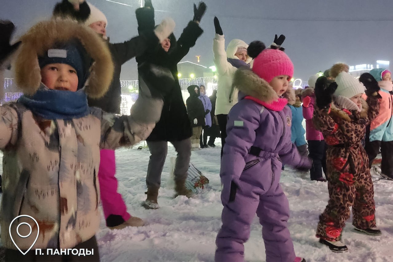 Раз, два, три! Ёлочка, гори! Раз, два, три! Ёлочка, гори!