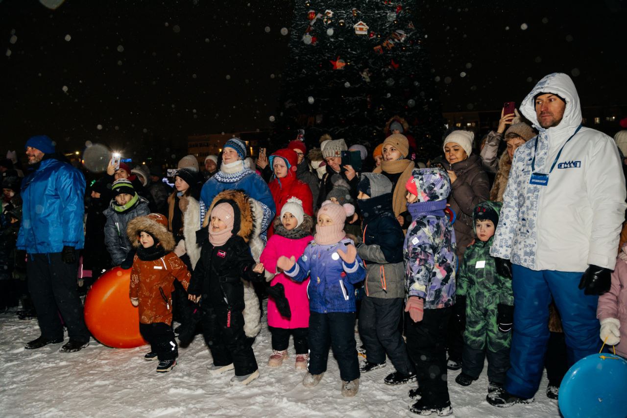 Алексей Романов: Сегодня в Ноябрьске зажглись огни на главной ёлке — и город словно преобразился, наполнившись настоящим новогодним волшебством! Алексей Романов: Сегодня в Ноябрьске зажглись огни на главной ёлке — и город словно преобразился, наполнившись настоящим новогодним волшебством!